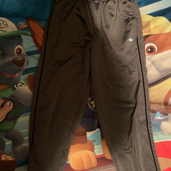 All of these in the bundle are in great condition and most are name brands - Picture 2 of 7